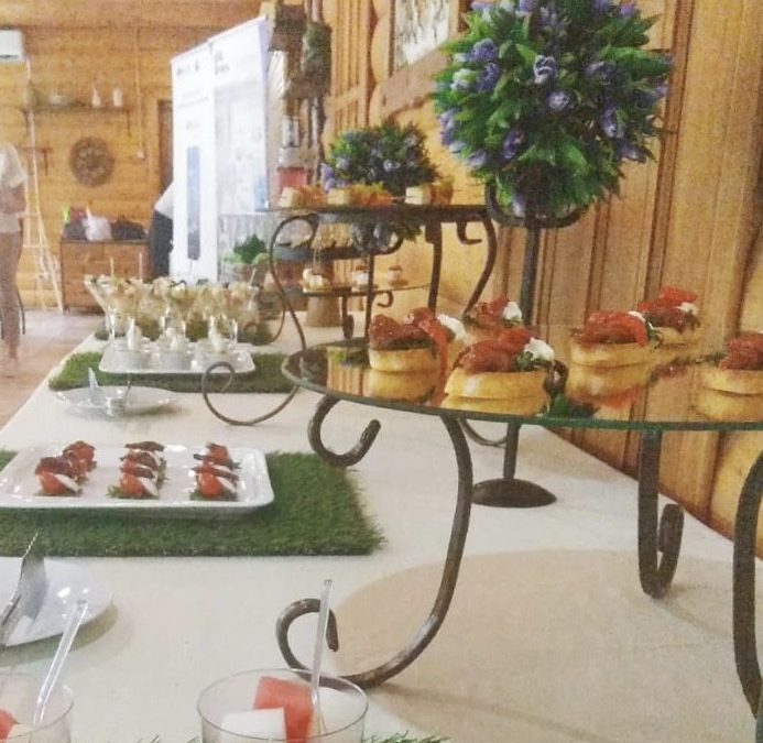 Фуршет на мастер-классе рисование вином, июль 2019